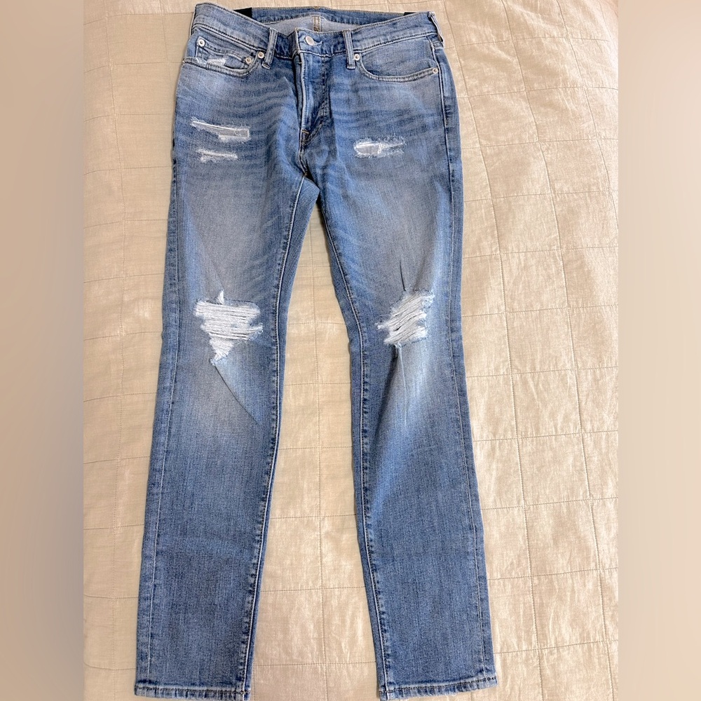 Abercrombie and Fitch Distressed/Ripped Lightweight  32x30 Skinny Jeans